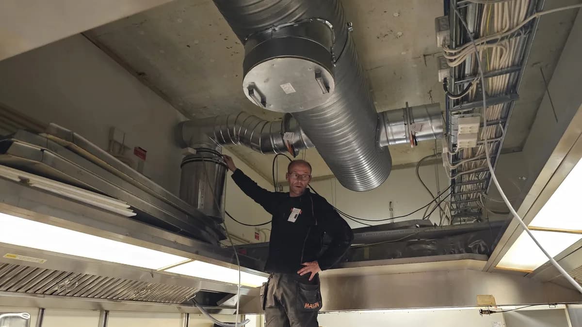 Per-Morten Løhre från Mælen Blikk og Ventilasjon AS är en av Lynx Kitchens certifierade installatörer. Han bistod vid installationen på Oslo flygplats Gardermoen och certifierade i samma process Caverion för att utföra fler installationer och ta över serviceavtalet. Foto: Sondre K. Jacobsen, InnSep AS.