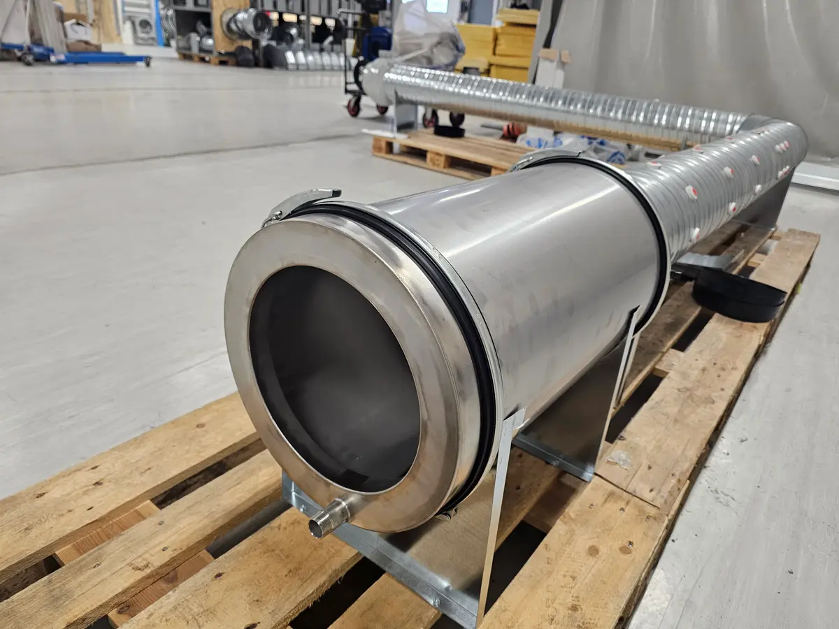 Lynx Kitchen centrifugal fettavskiljare mot en betongvägg