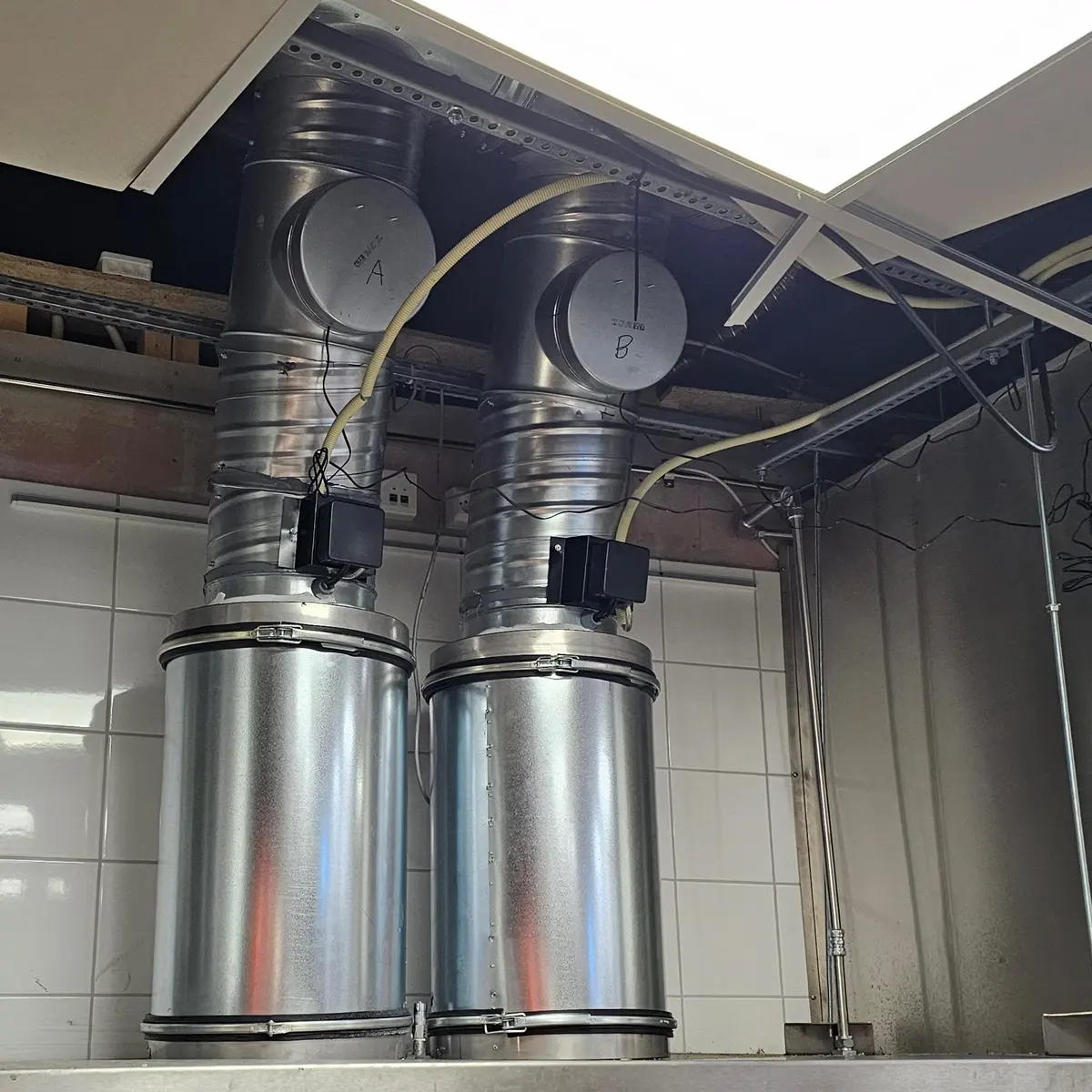 Lynx Kitchen centrifugal fettavskiljare installerad i ett storkök